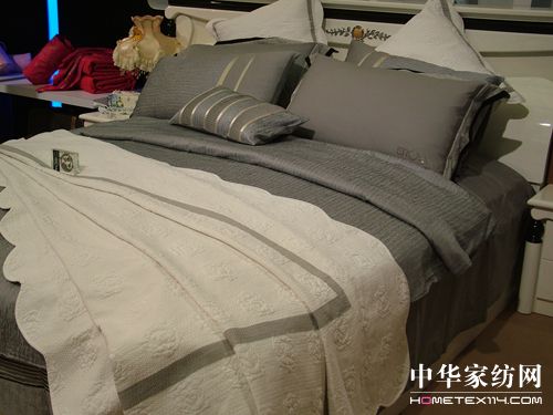 依諾雅帶領(lǐng)浦江絎縫企業(yè)亮相家紡展