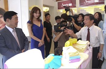 楊東輝視察孚日大家紡上海旗艦店