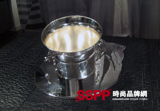 Ruinart限量版香檳冰桶和香檳酒杯