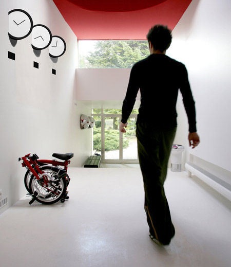 1 另類的創意插在墻里的時鐘