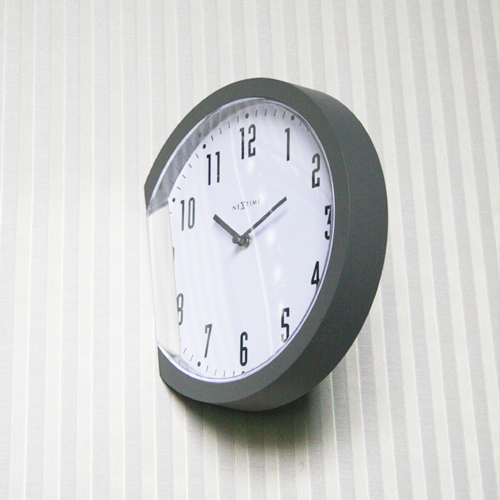 1 另類的創(chuàng)意插在墻里的時鐘