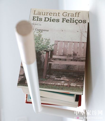 簡單實用的書架兼衣架