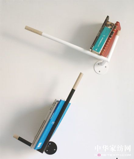 簡單實用的書架兼衣架