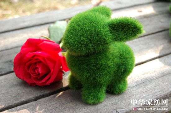 人造草綠色小動物裝點清涼家