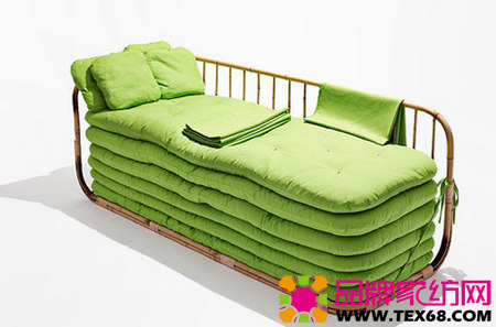 用床墊墊起來的個性布藝沙發