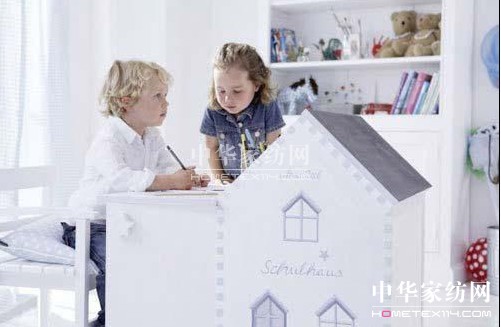 兒童家具功能和趣味并重 新年創(chuàng)意書(shū)桌