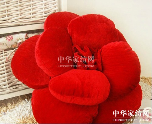 立體玫瑰抱枕營造柔軟舒適生活