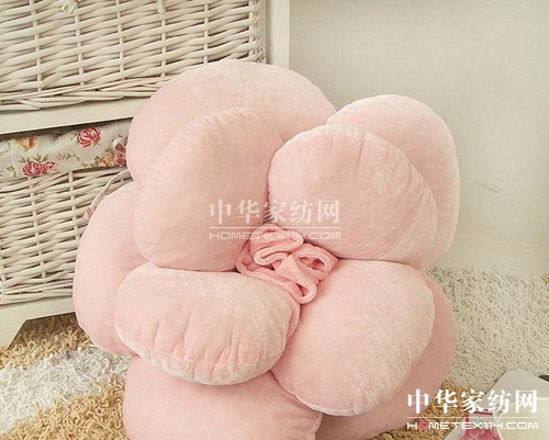 立體玫瑰抱枕營造柔軟舒適生活