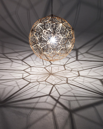 個性十足的鏤空吊燈點亮夜空