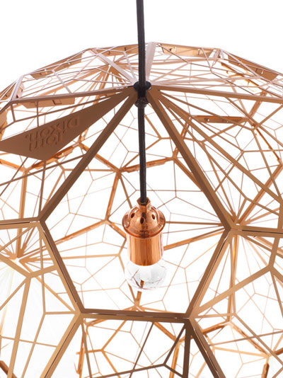 個性十足的鏤空吊燈點亮夜空