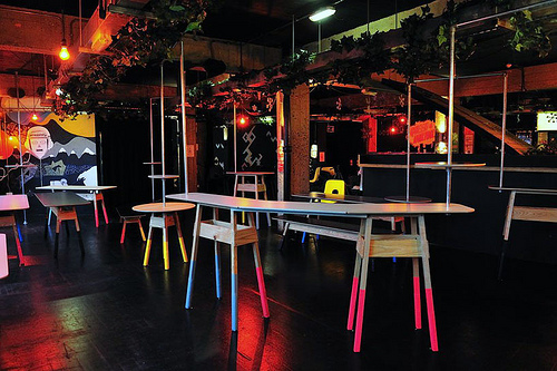 穿襪子的桌子流動的創(chuàng)意色彩