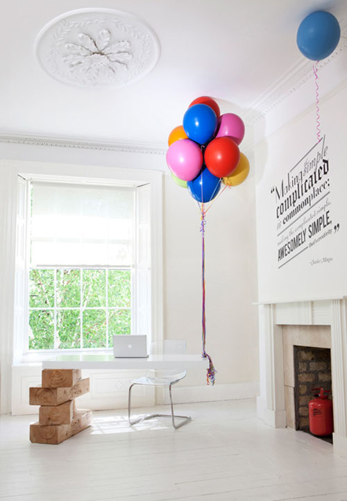 完美平衡 用氣球提拉桌板的辦公桌