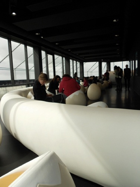 獨(dú)特鳥蛋座椅法國南特市鳥巢酒吧