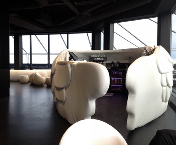 獨(dú)特鳥蛋座椅法國南特市鳥巢酒吧