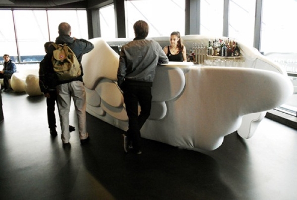 獨(dú)特鳥蛋座椅法國南特市鳥巢酒吧