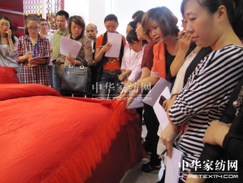 南方寢飾舉行2013年春夏新品評審會(huì)