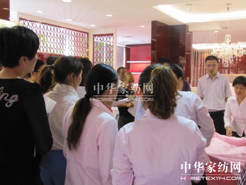 南方寢飾舉行2013年春夏新品評審會(huì)