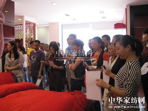 南方寢飾舉行2013年春夏新品評審會(huì)