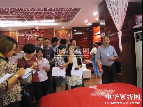 南方寢飾舉行2013年春夏新品評審會(huì)