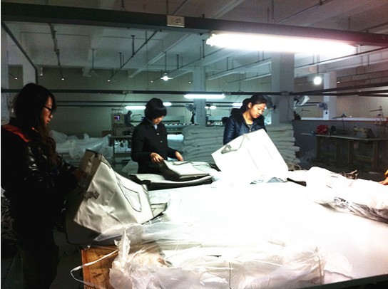 藍絲羽新員工下車間學習熱情高