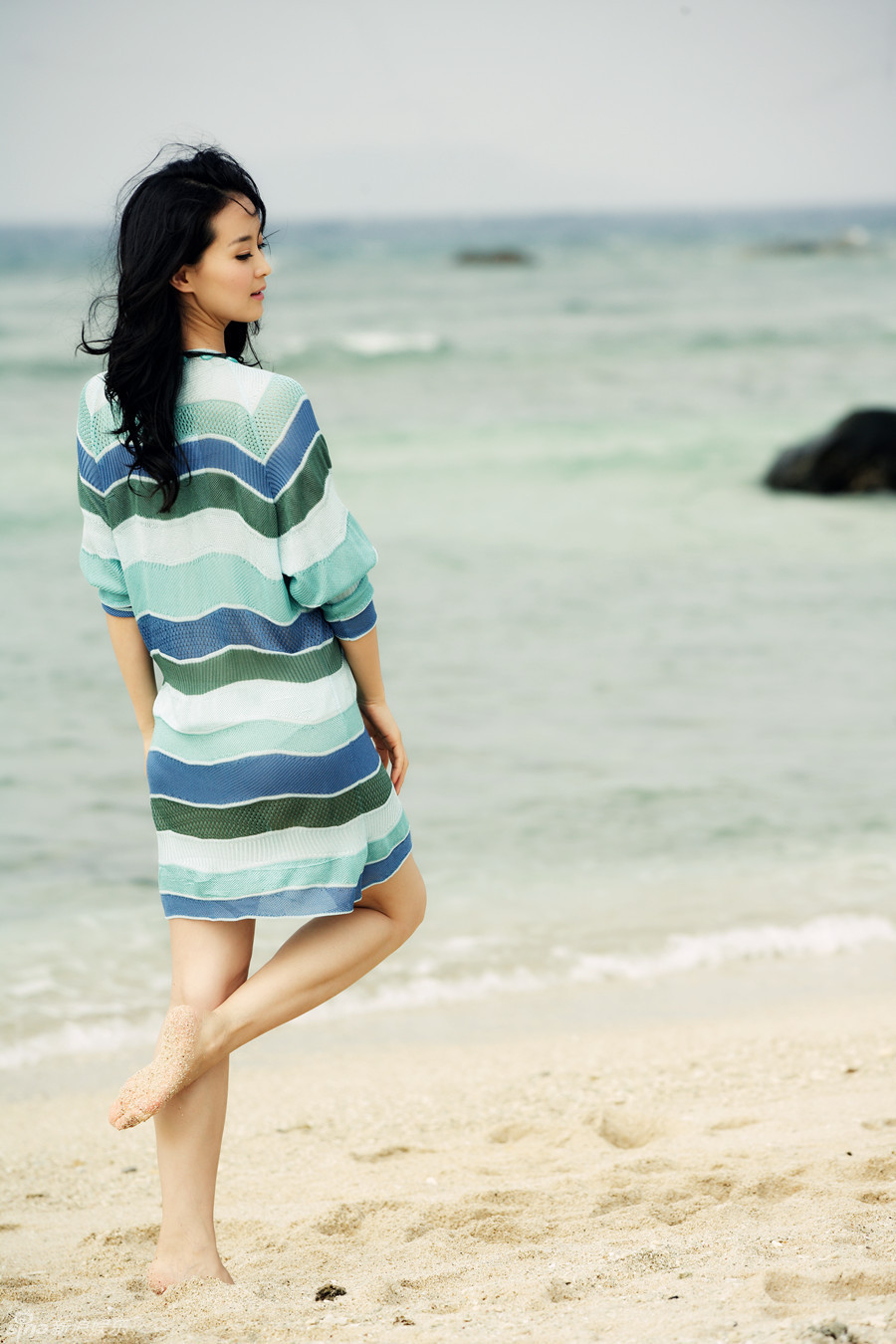 王艷海邊唯美靚照清新不輸少女