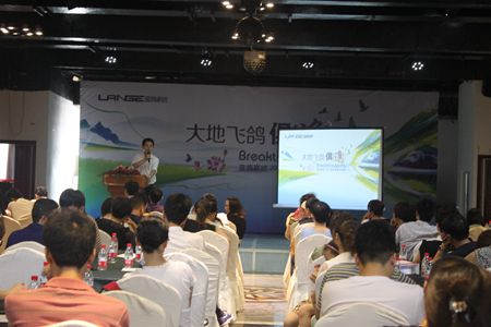 藍(lán)鴿家紡2013年秋冬訂貨會(huì)起航