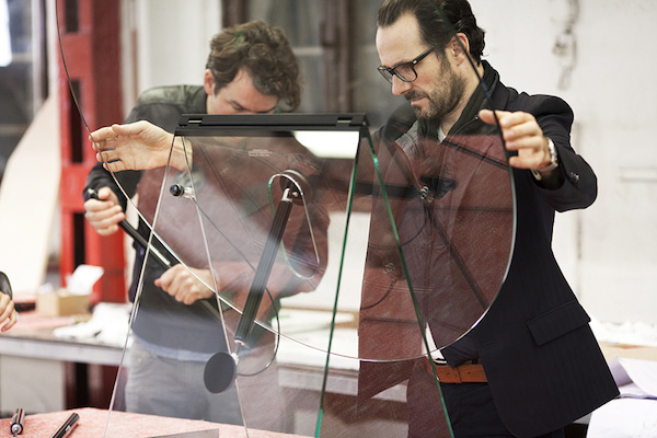 泛著冰冷工藝美的玻璃家具