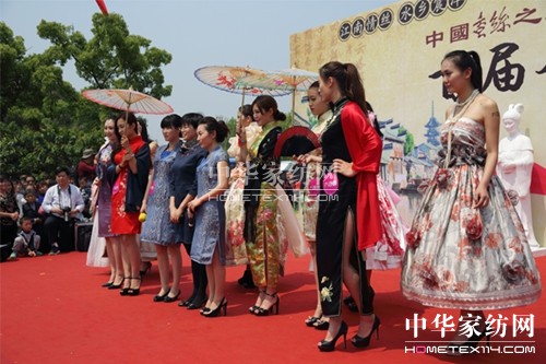 太湖雪參加首屆蠶花節 真絲套件秀驚艷全場