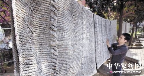 洛陽藝術(shù)家王雷用報紙制作“被單”