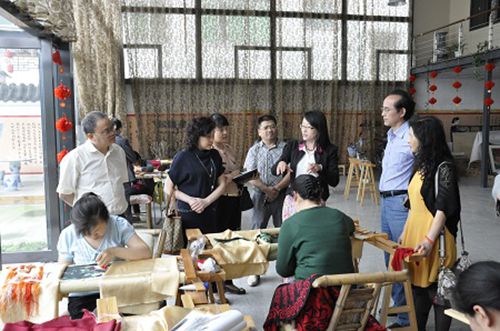 四川絲科院專家團(tuán)赴郫縣蜀繡企業(yè)進(jìn)行調(diào)研