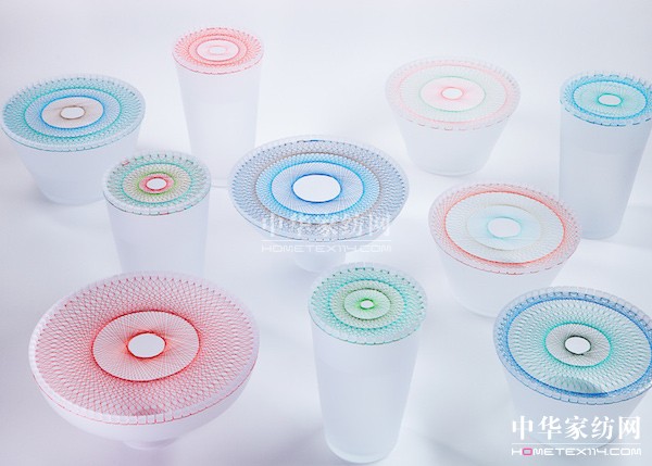 用吹制玻璃和線做成的餐具