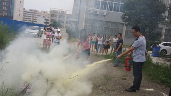 杉杉家紡:學(xué)習(xí)使用滅火器,加強防火意識