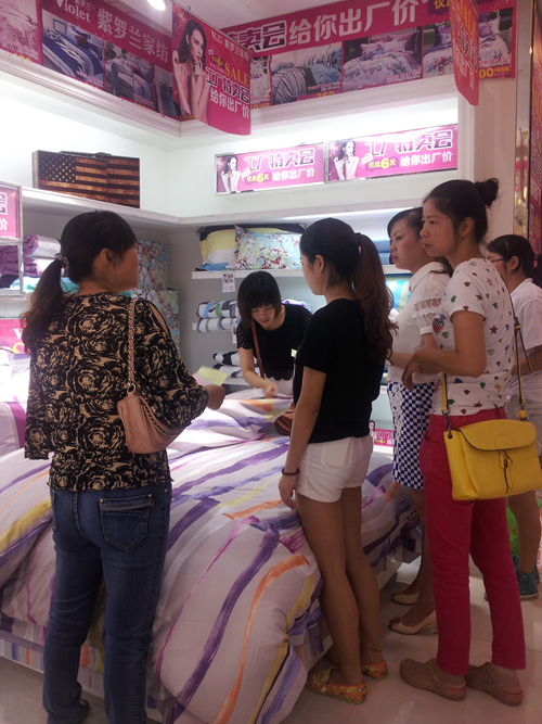 紫羅蘭工廠特賣會首日喜獲佳績