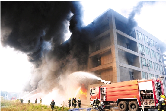 嘉興一家紡廠起火 工人拴布條從窗口逃生