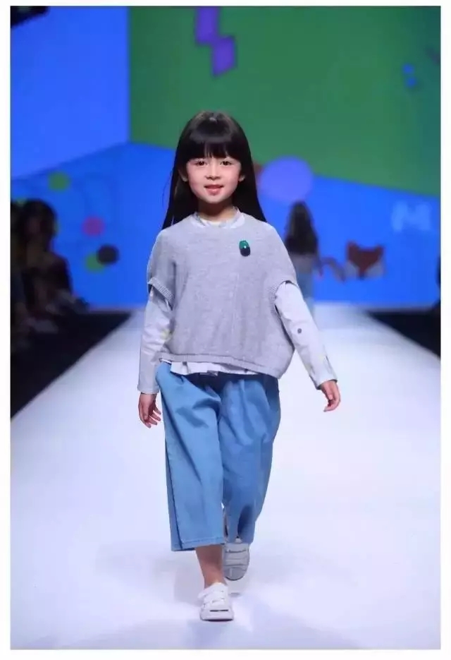 rOӋRFASHIONSHOWCASEzɞ麼ݕrƽ_