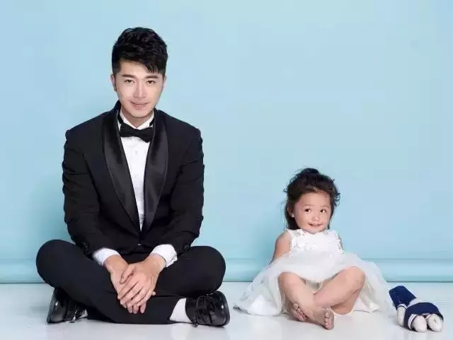 rOӋRFASHIONSHOWCASEzɞ麼ݕrƽ_