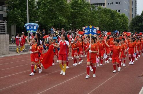 睡康寧家紡董事長(zhǎng)出席東平小學(xué)六一大型足球文化體驗(yàn)活動(dòng)